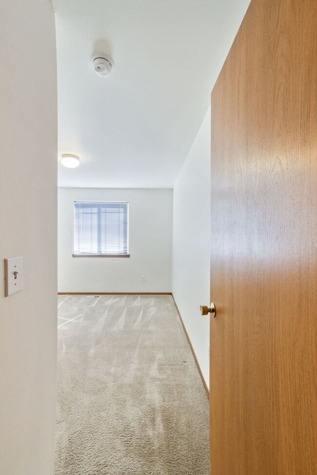 Building Photo - 4BR Split Level