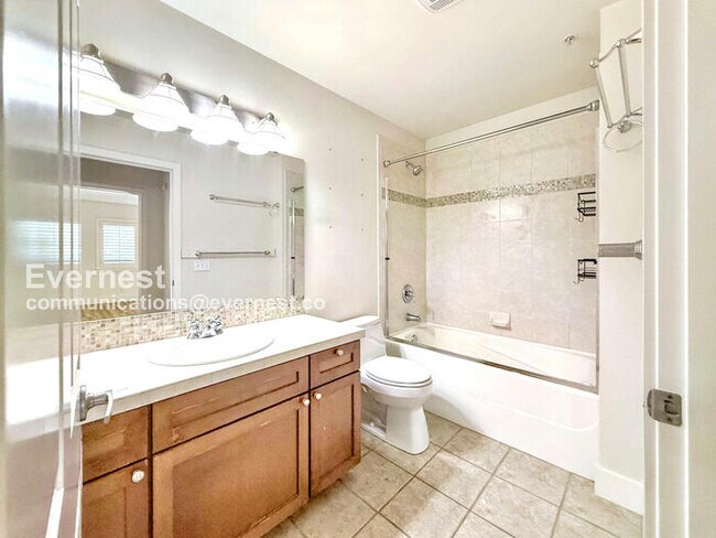 Building Photo - 133 Queen Anne Ave N