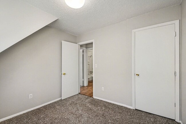 Building Photo - 533 14th Ave