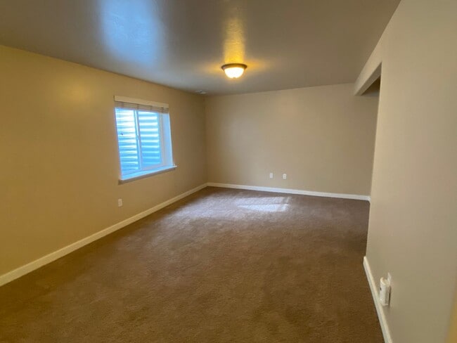 Building Photo - Half Price 1st Month! Beautiful 4 Bedroom 3.5 Bathroom Town Home In Logan