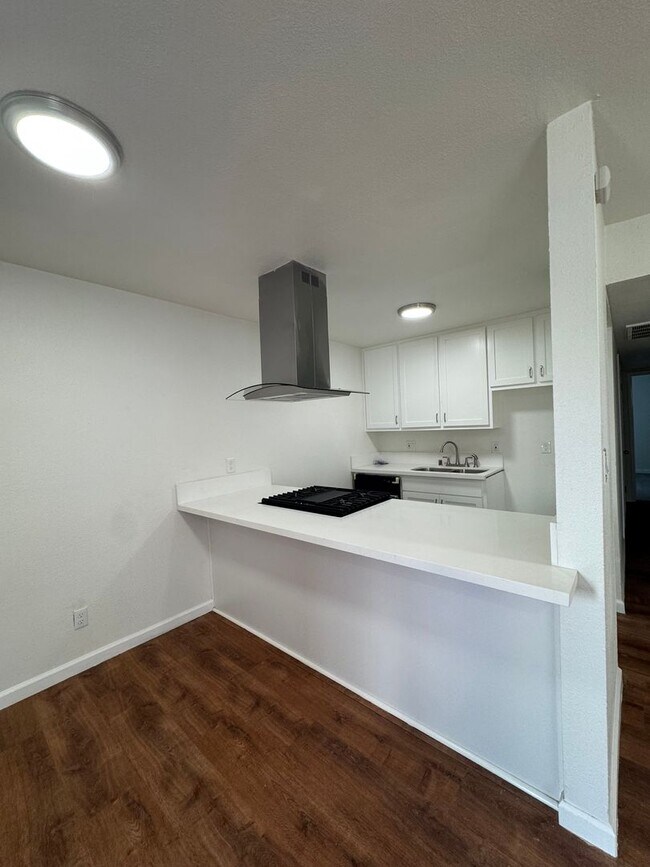 Building Photo - Downstairs 2 bed, 1 bath newly remolded unit coming soon!!