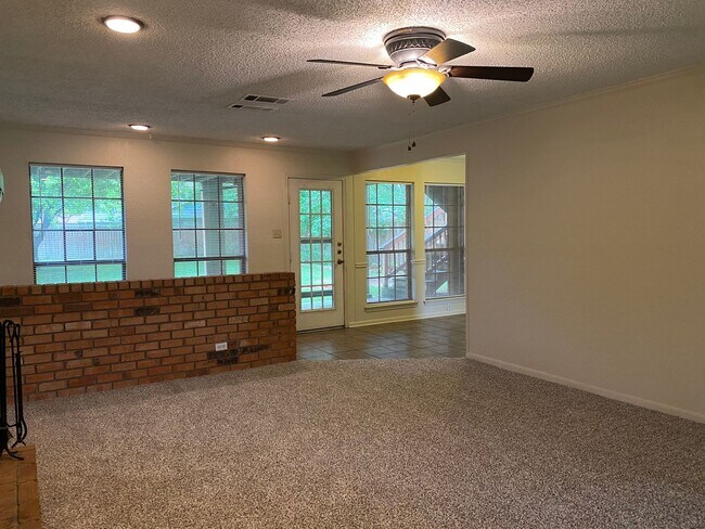 Building Photo - 3 BEDROOM, CORNER LOT