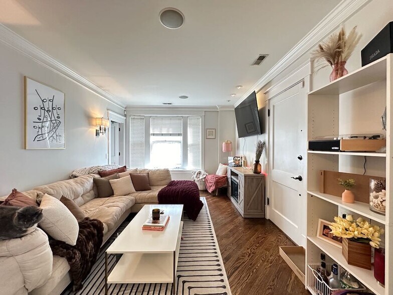 Building Photo - 1410 W Cornelia Ave