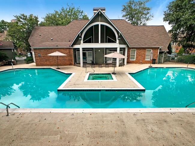 Building Photo - Beautiful Updated 2BR/2BA Condo Near Beltline