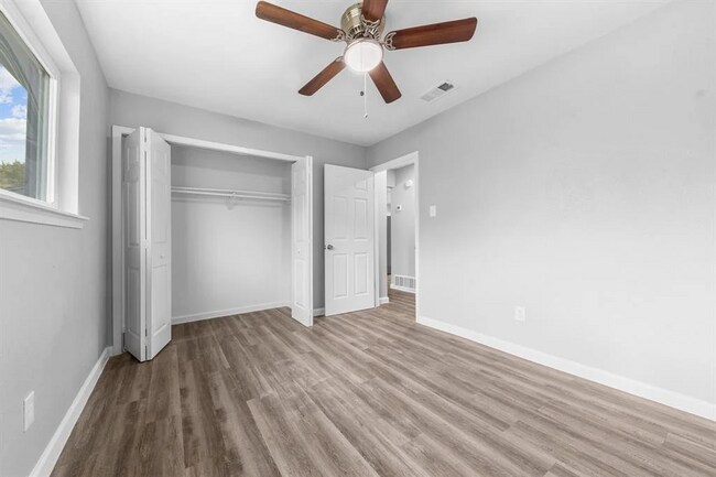 Building Photo - 124 Wind Ridge Dr