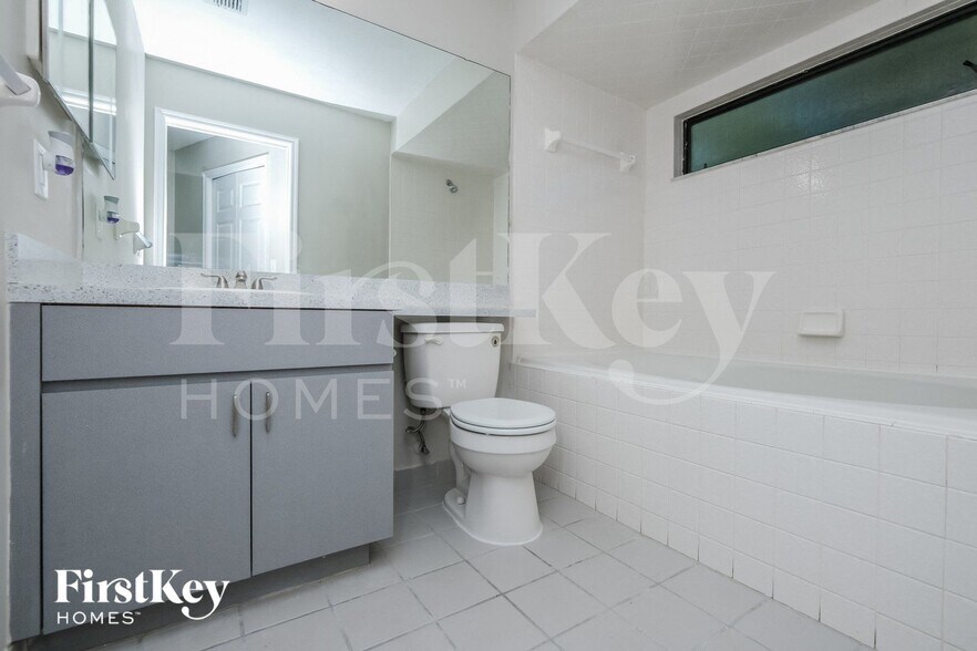 Building Photo - 906 Hart St