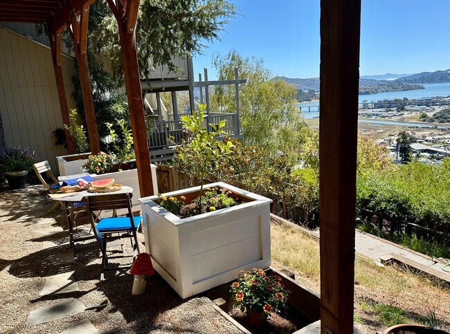 Building Photo - 201 Cleveland Ct