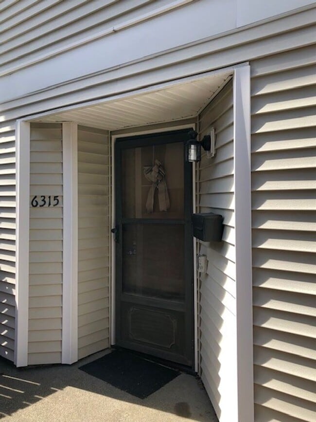 Building Photo - HASHASH BALLARD DUPLEX