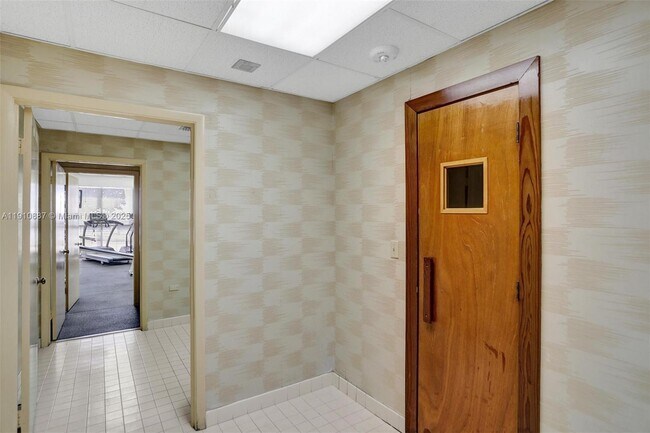 Building Photo - 2555 Collins Ave