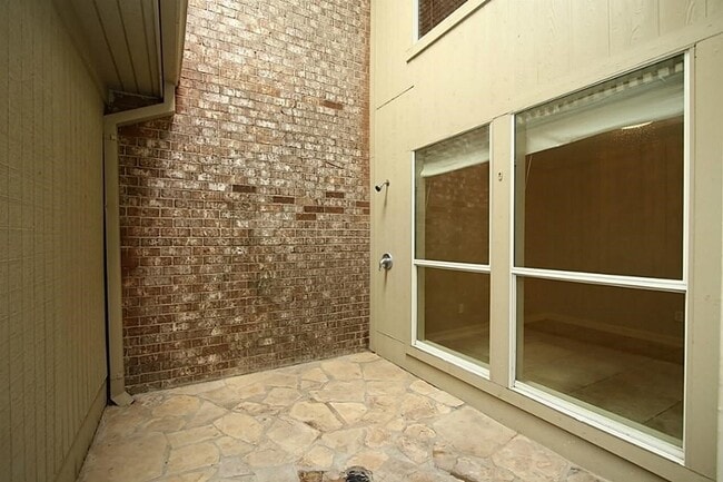 Building Photo - 5228 Woodlawn Pl