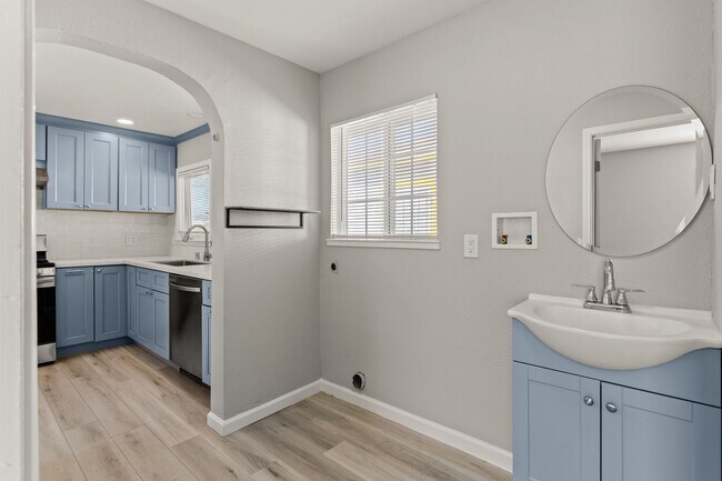 Building Photo - Remodeled 4-Bedroom House w/ Private Yard in Oakland