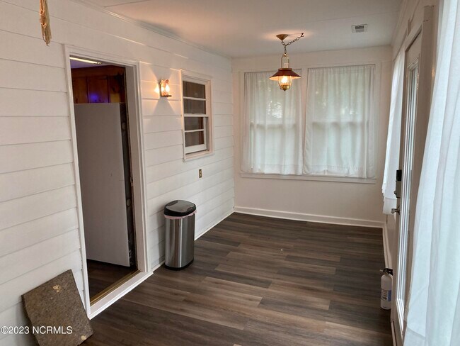 Building Photo - 314 Friendly Ln