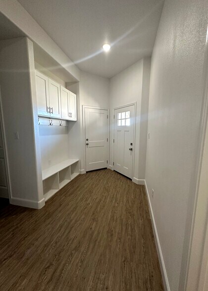 Building Photo - 328 Woodstock Ln
