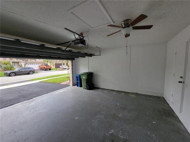 Building Photo - 928 Falling Water Rd