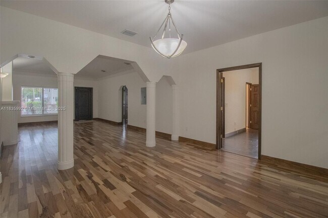 Building Photo - 3722 Royal Palm Ave