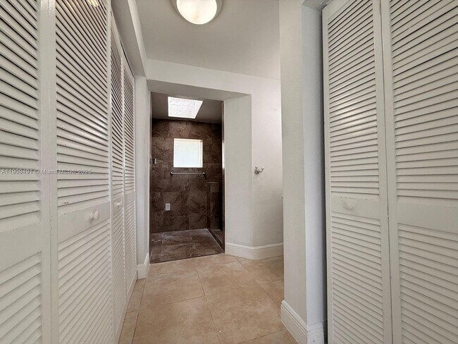 Building Photo - 9 Miami Gardens Rd