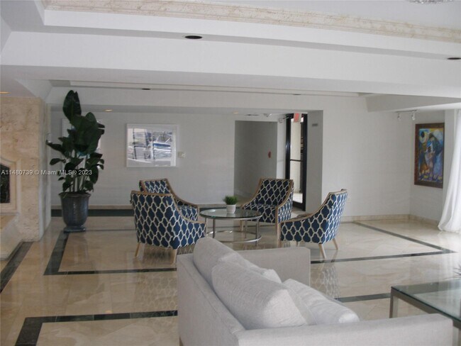 Building Photo - 2625 Collins Ave