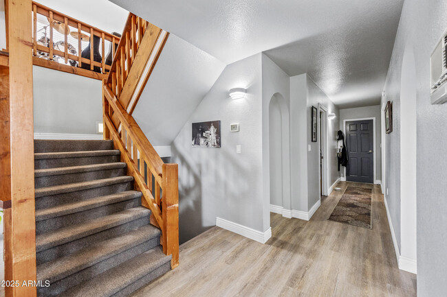 Building Photo - 1207 N Arrowhead Dr