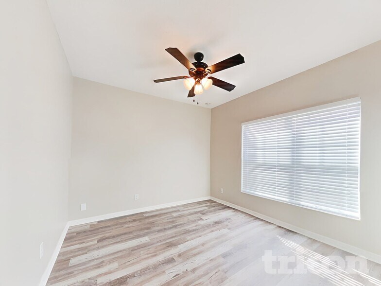 Building Photo - 4887 Rockvale Dr