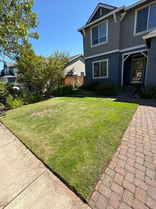 Building Photo - Beautiful 3 bedroom with bonus loft area i...