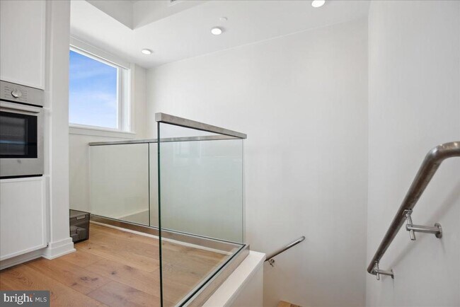 Building Photo - 923 V St NW