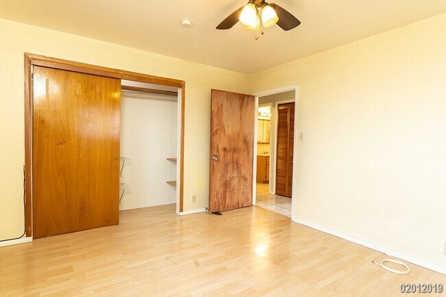 Building Photo - 3BR/2BA/2PKG(TANDEM) STREET LEVEL UNIT IN ...