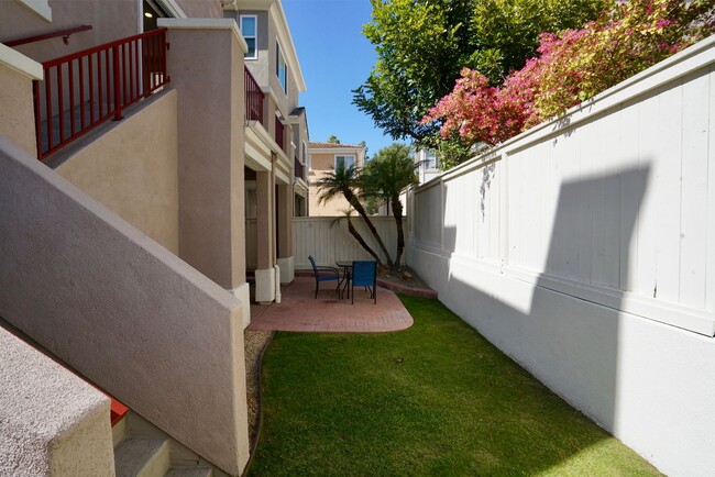 Building Photo - Furnished Rental 3BR/2.5 BA Charming 3 Lev...