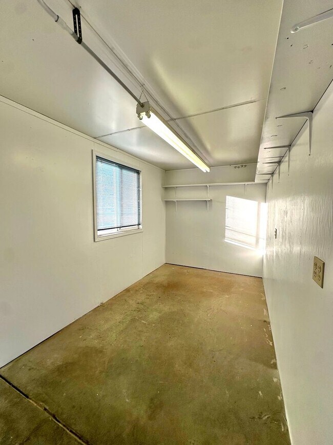 Building Photo - Light & bright single level home in NE Bend!