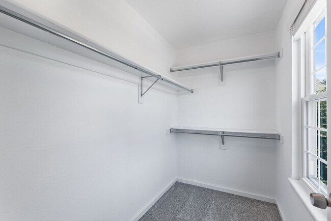 Building Photo - Spacious 5 bedroom home in the heart of Pa...