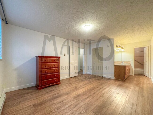 Building Photo - Spacious South Hill Condo