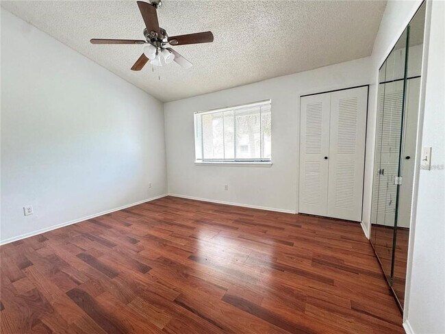 Building Photo - 497 Club Dr