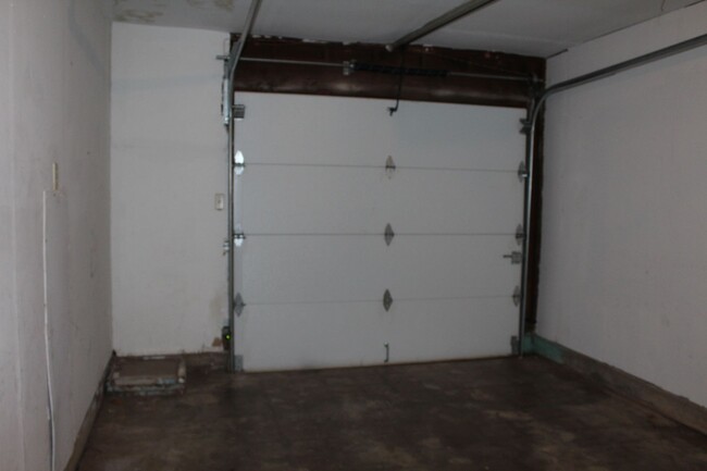 Building Photo - 3 Bed, 1 1/2 bath, 1 Car Garage - Tinker C...