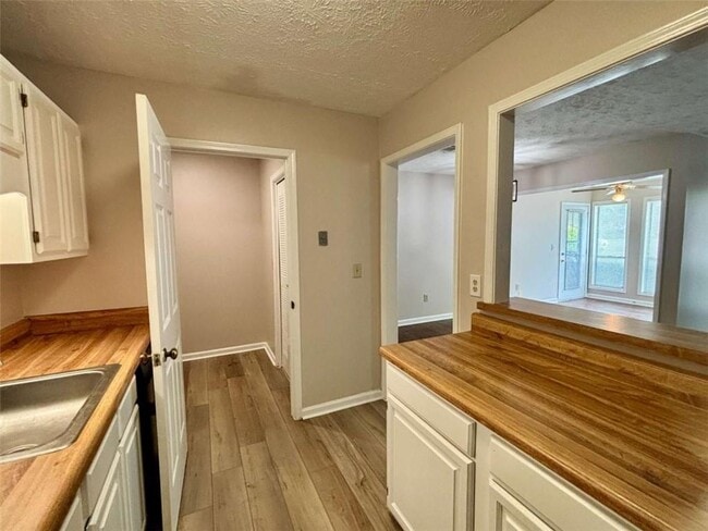 Building Photo - 3841 Woodridge Way