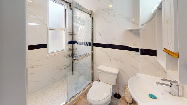 Building Photo - Queen room in 4-bed/2.0-bath Home