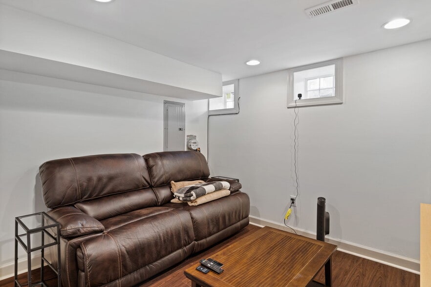 Building Photo - 710 Clymer St