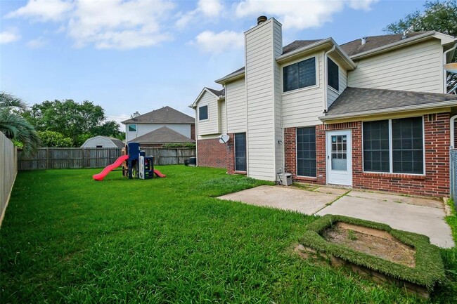 Building Photo - 1908 Oak Hollow Dr W