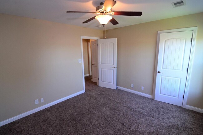 Building Photo - 4 bed 3 ba home...country view backyard