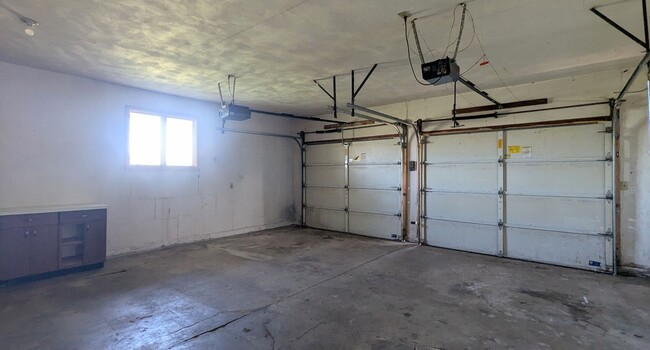 Building Photo - Spacious 3-Bedroom, 2-Bathroom Home