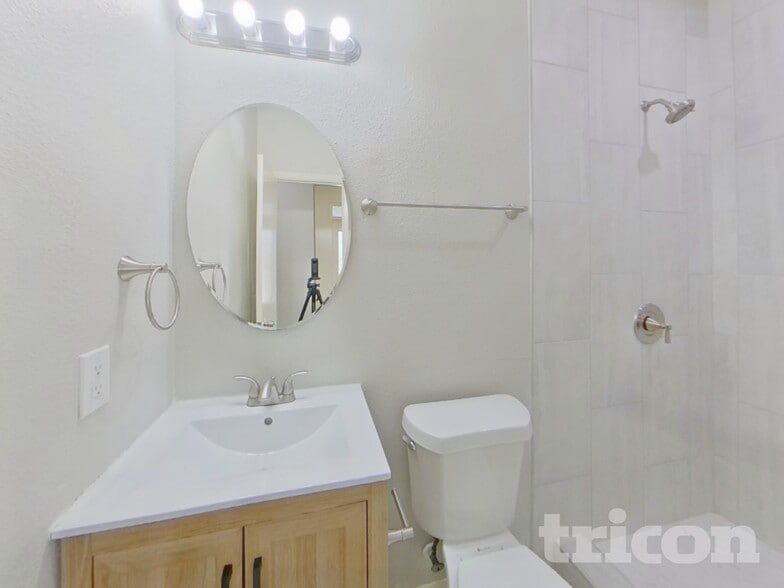 Building Photo - 624 Nora Ln