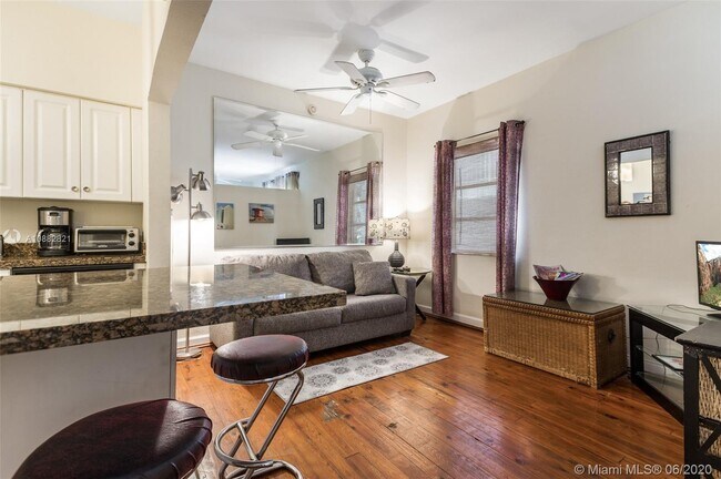 Building Photo - 1100 Collins Ave