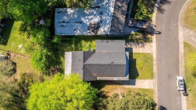 Building Photo - 715 Oakwood