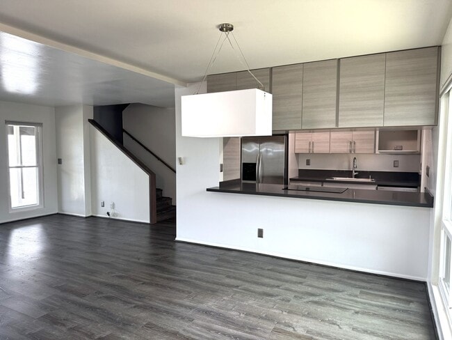 Building Photo - Koko Isle Circle - Renovated 3 bedroom, 2.5 bath townhome with carport