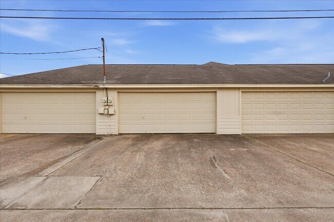Building Photo - 1149 Green Meadow St