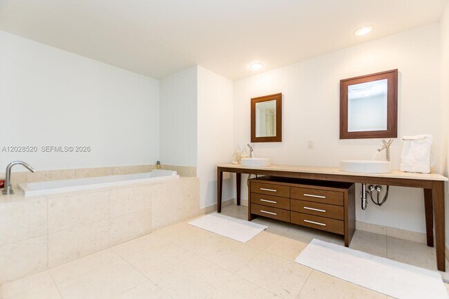 Building Photo - 495 Brickell Ave