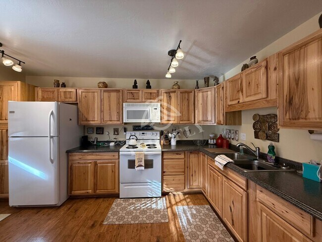 Building Photo - 2162 N Woods Dr