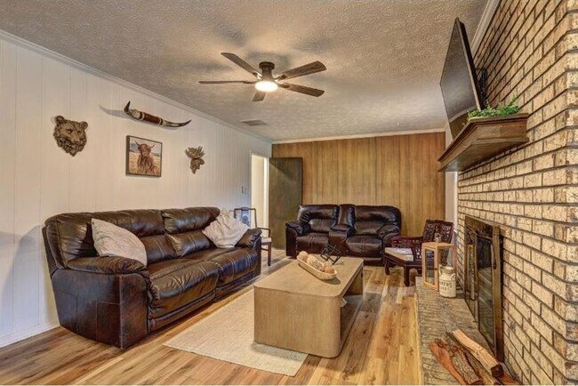 Building Photo - 457 Castleaire Dr SW
