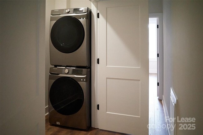 Building Photo - 1302 E 10th St