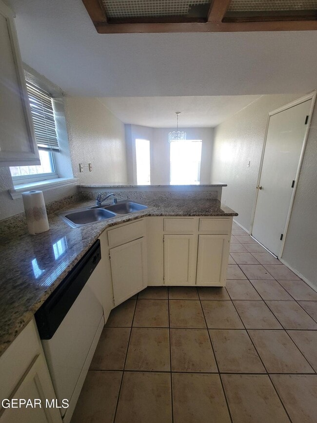 Building Photo - 3200 Mountain Ridge Dr