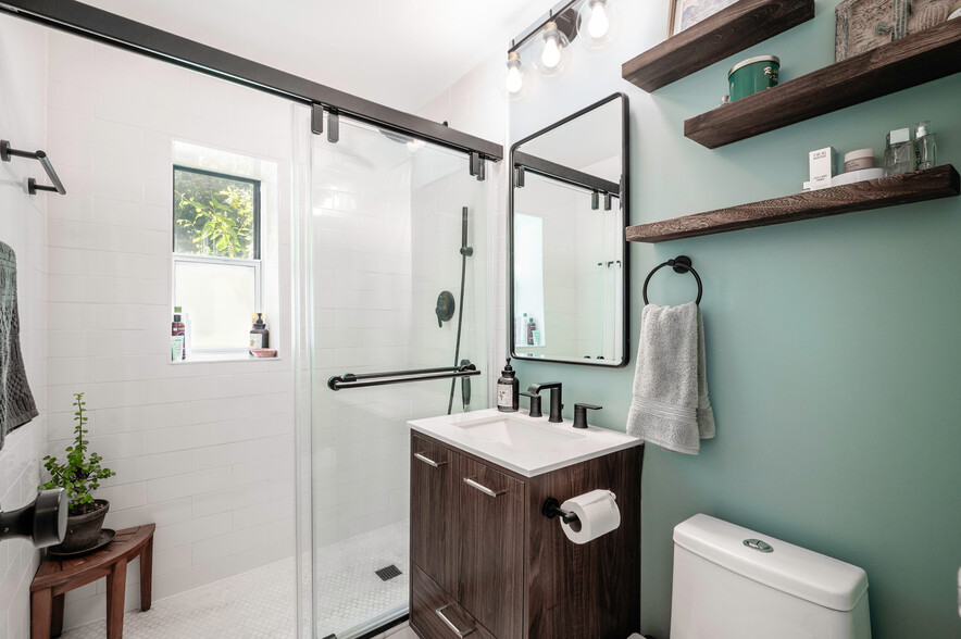 Renovated bathroom, high pressure shower - 4100 W St NW