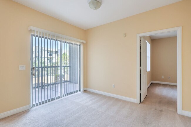 Building Photo - SW- 2 Bedroom Condo!